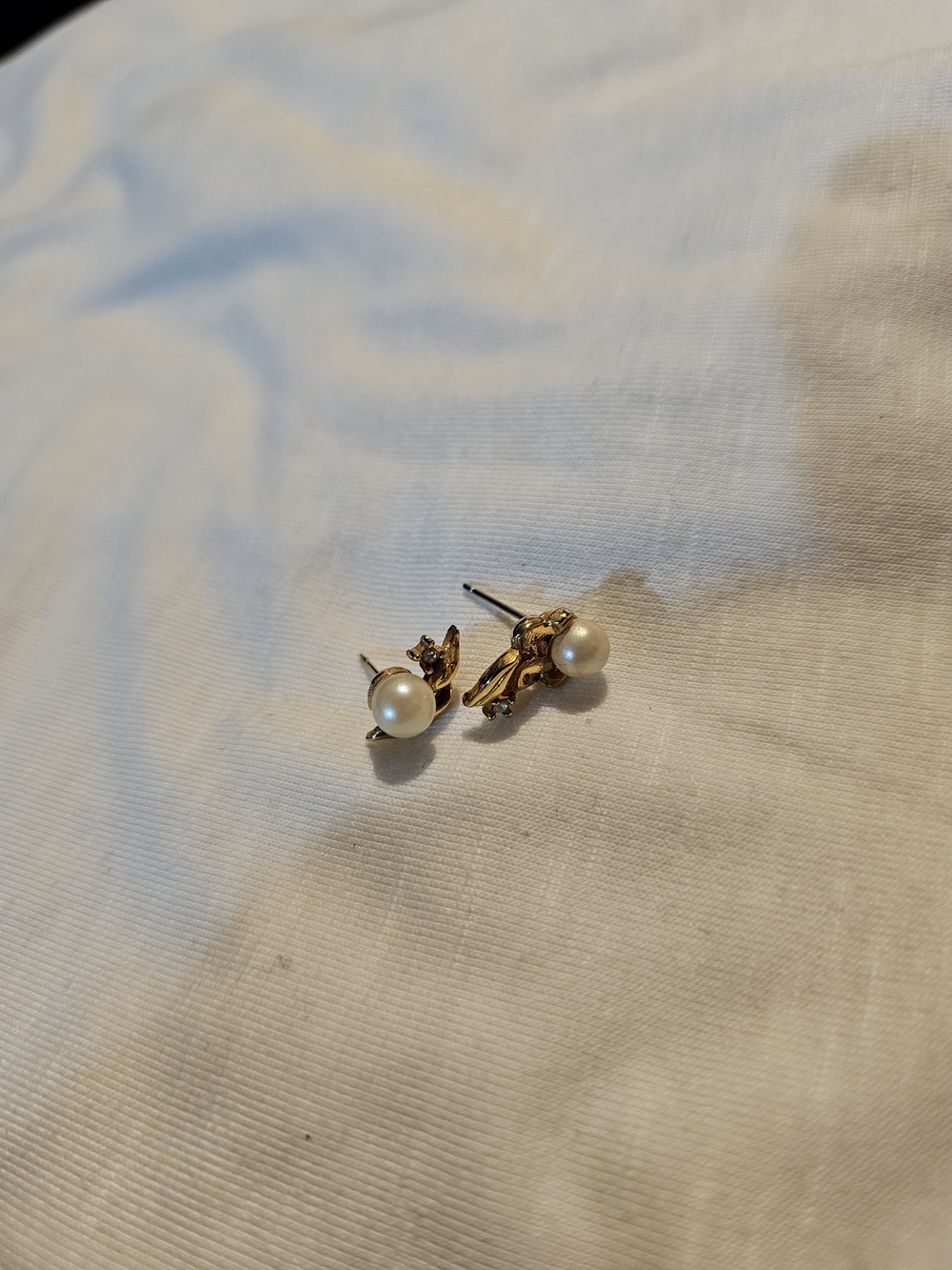 Gold Bow Pearl Stud Earrings - Women's Elegant Jewelry